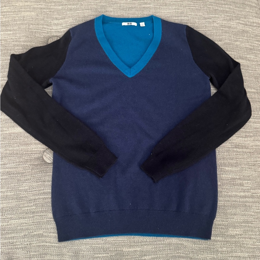 Uniqlo Women’s Navy and Black V-Neck Sweater SZ S